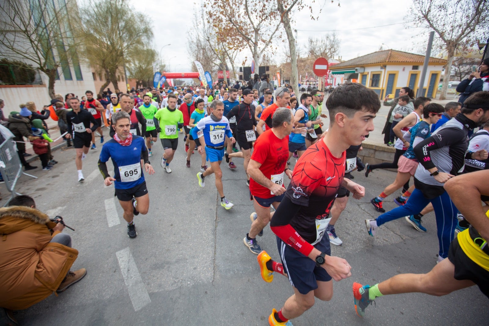 ientos de corredores participan en una de las grandes pruebas del Gran Premio de Fondo Diputación de Granada