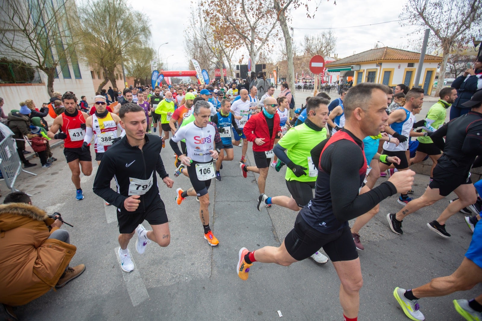 ientos de corredores participan en una de las grandes pruebas del Gran Premio de Fondo Diputación de Granada