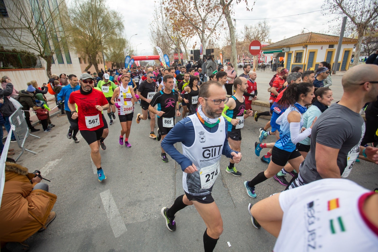 ientos de corredores participan en una de las grandes pruebas del Gran Premio de Fondo Diputación de Granada