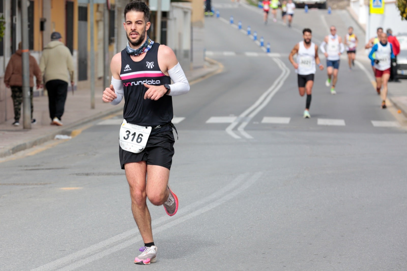 ientos de corredores participan en una de las grandes pruebas del Gran Premio de Fondo Diputación de Granada