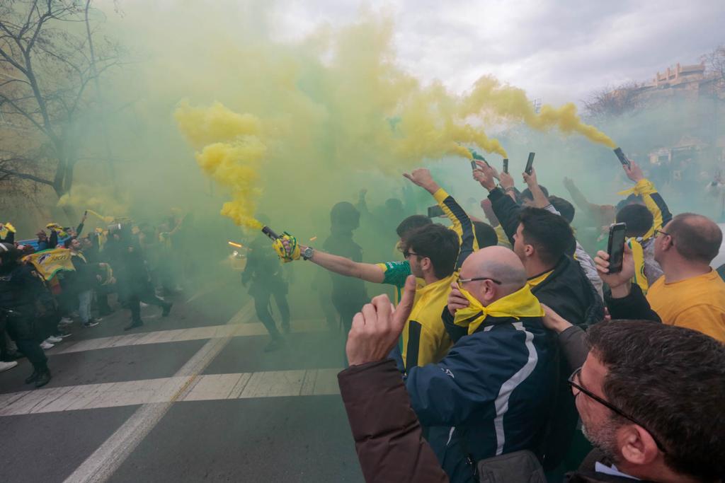 Miles de aficionados jienenses se desplazan a la ciudad granadina para vivir una cita histórica en la final de la Copa de España