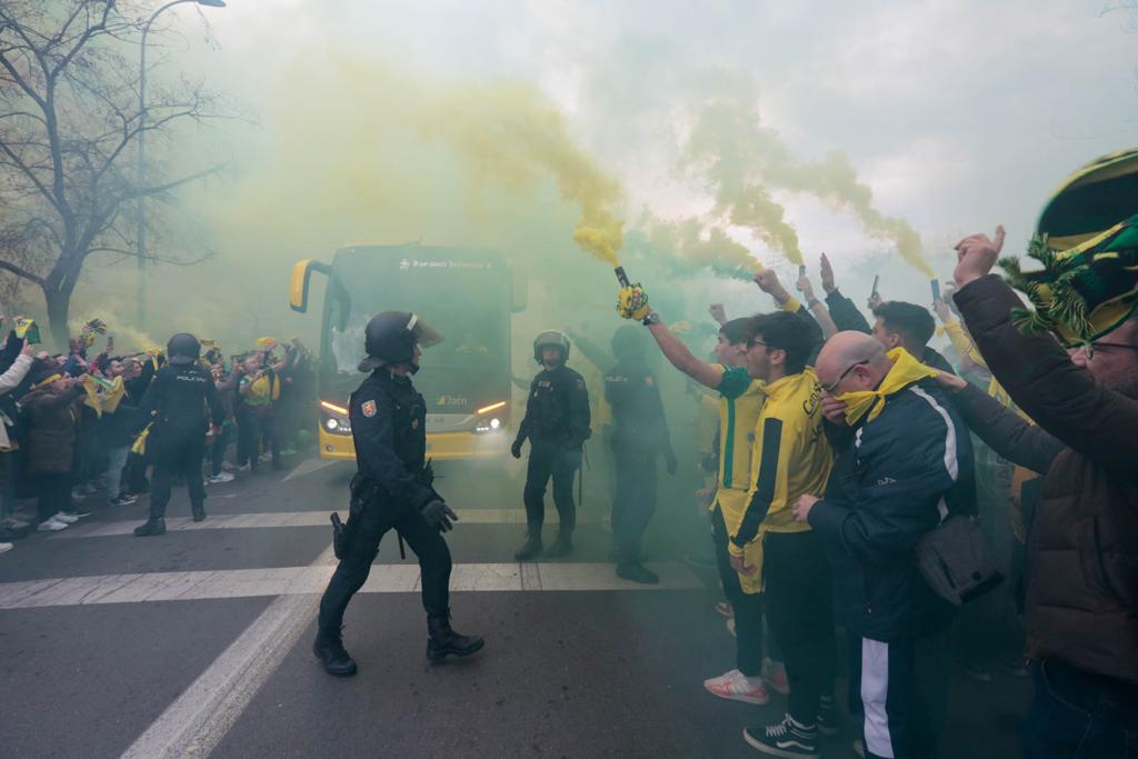 Miles de aficionados jienenses se desplazan a la ciudad granadina para vivir una cita histórica en la final de la Copa de España