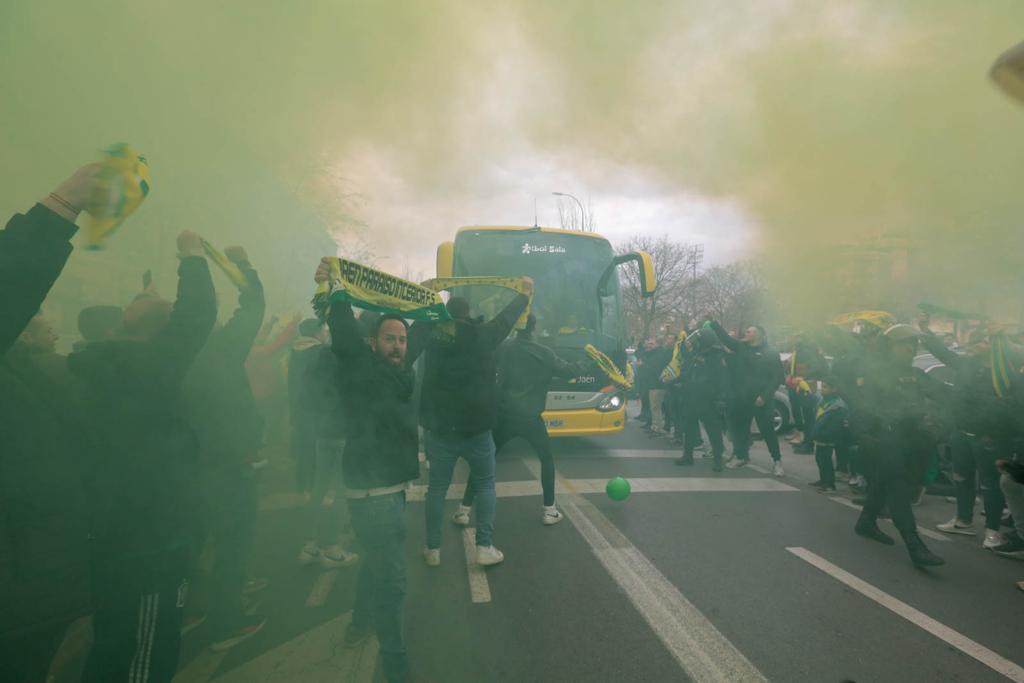 Miles de aficionados jienenses se desplazan a la ciudad granadina para vivir una cita histórica en la final de la Copa de España