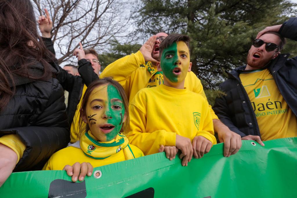 Miles de aficionados jienenses se desplazan a la ciudad granadina para vivir una cita histórica en la final de la Copa de España