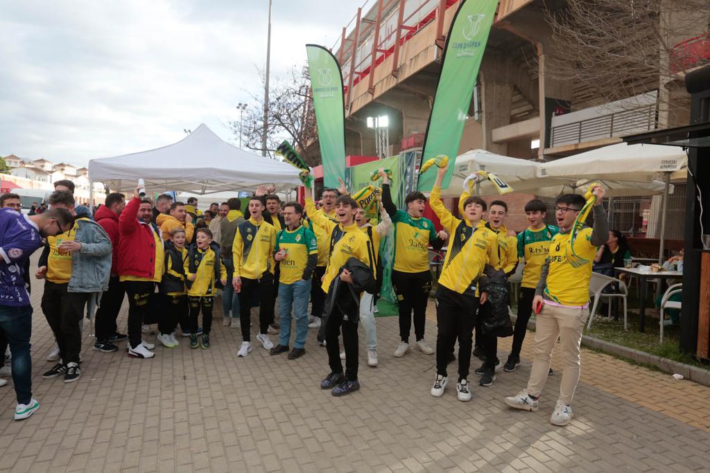 Miles de aficionados jienenses se desplazan a la ciudad granadina para vivir una cita histórica en la final de la Copa de España