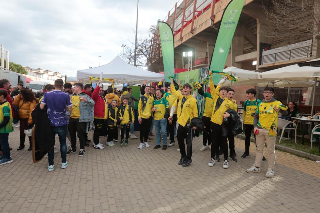Miles de aficionados jienenses se desplazan a la ciudad granadina para vivir una cita histórica en la final de la Copa de España