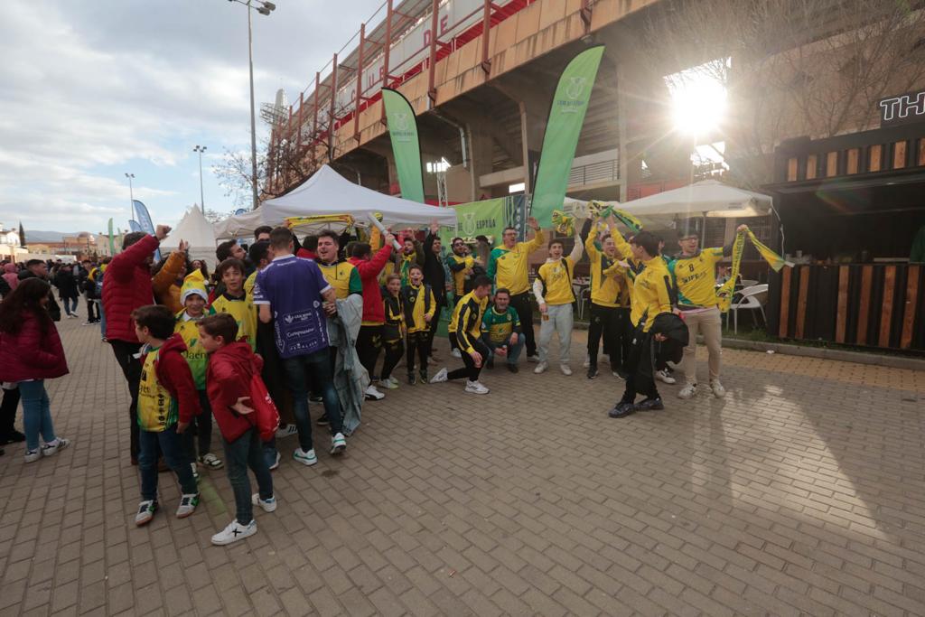 Miles de aficionados jienenses se desplazan a la ciudad granadina para vivir una cita histórica en la final de la Copa de España