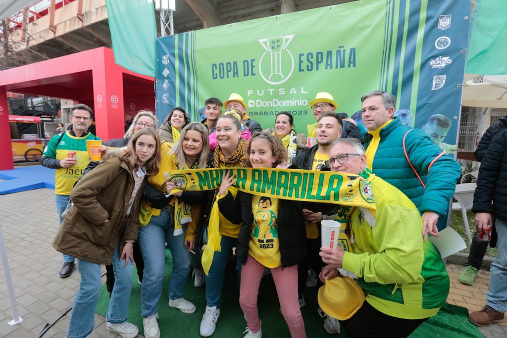 Miles de aficionados jienenses se desplazan a la ciudad granadina para vivir una cita histórica en la final de la Copa de España