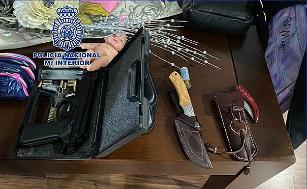 Material incautado por los agentes. 