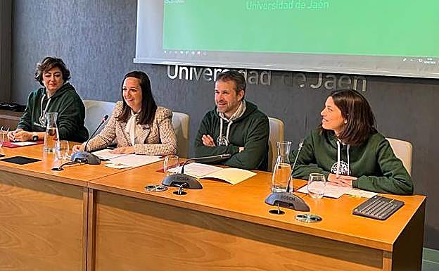 El alcalde, la directora del Programa de Universitario de Mayores y las investigadoras.