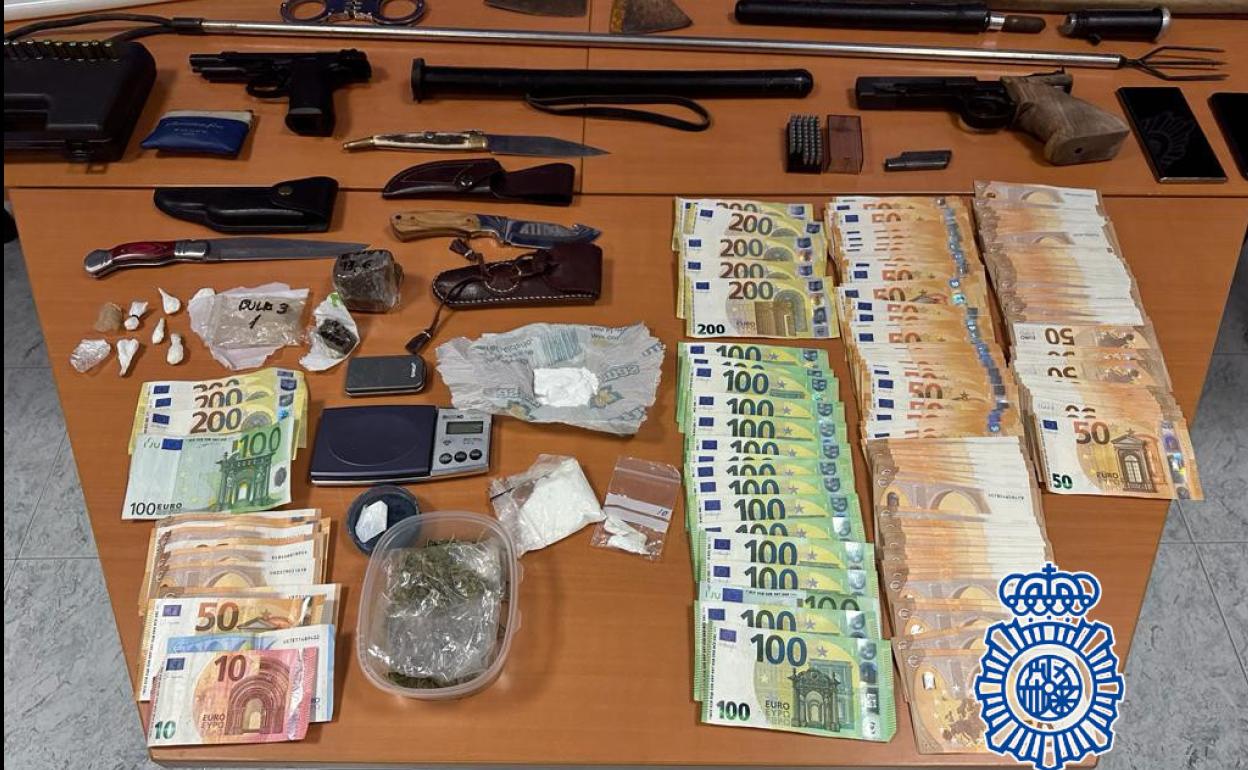 DInero y droga localizada por los agentes en las viviendas registradas. 