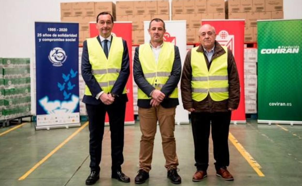 García Amado, a la izquierda, durante la donación. 