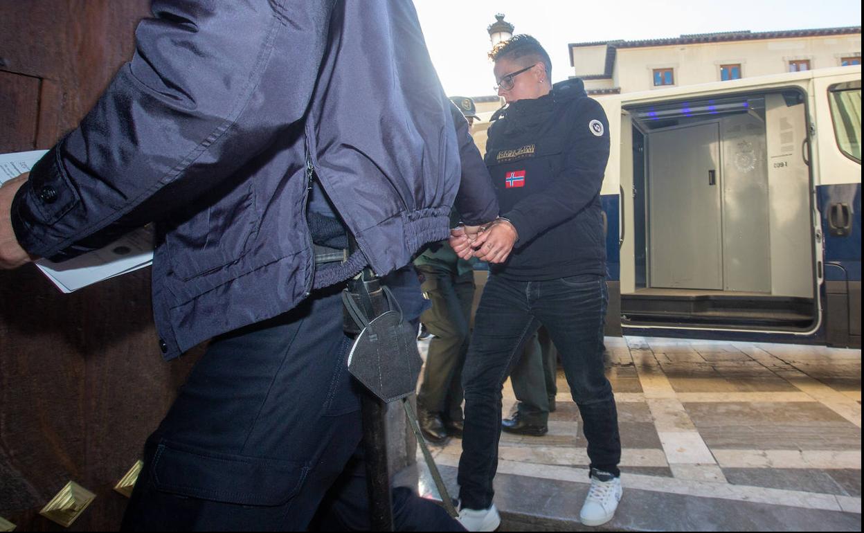 Yasmina, a su llegada a la Audiencia de Granada este lunes, donde se ha declarado culpable. 