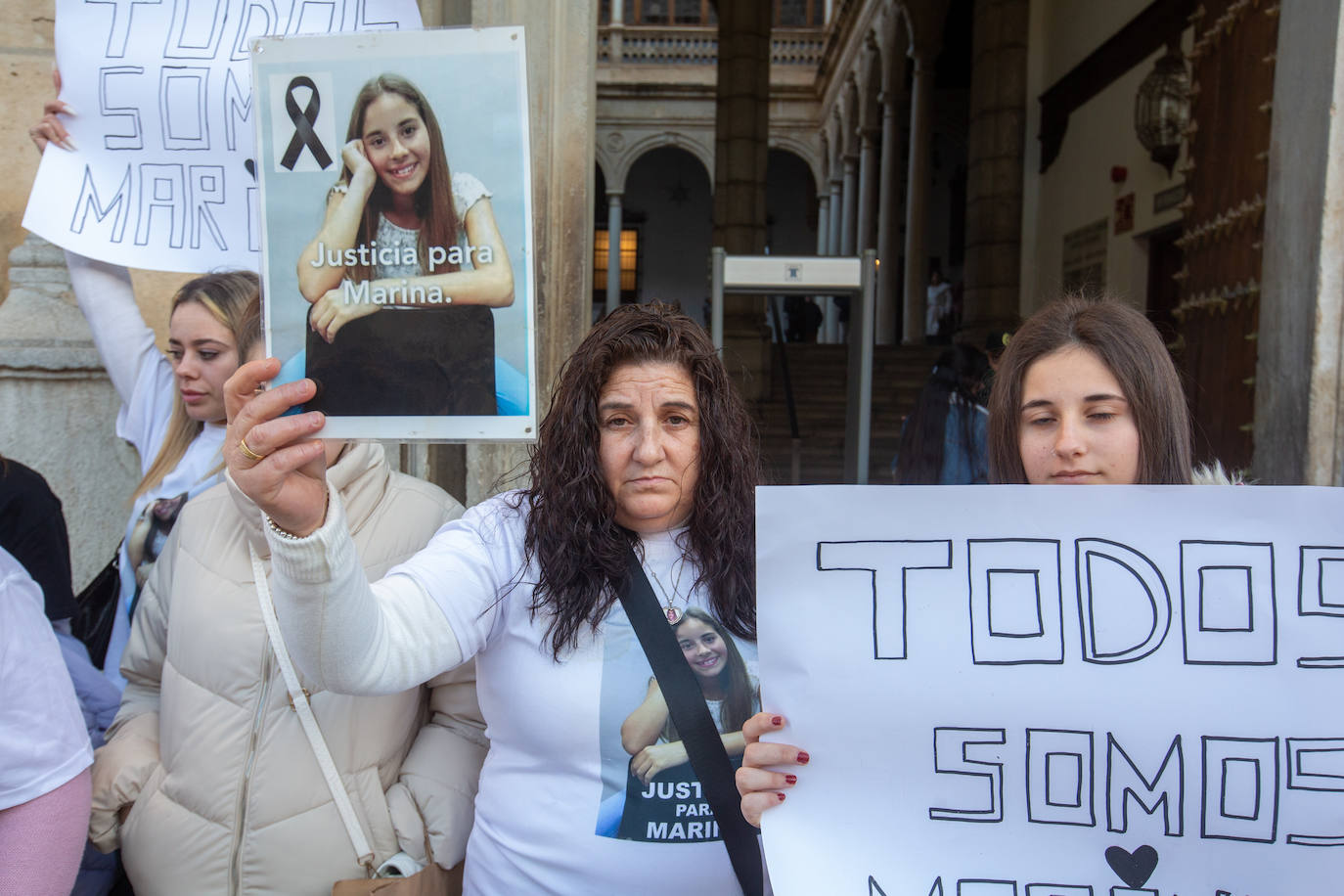 Teresa, la madre de Marina, sus hermanas y otros familiares y amigos se han concentrado antes del juicio para clamar justicia. 