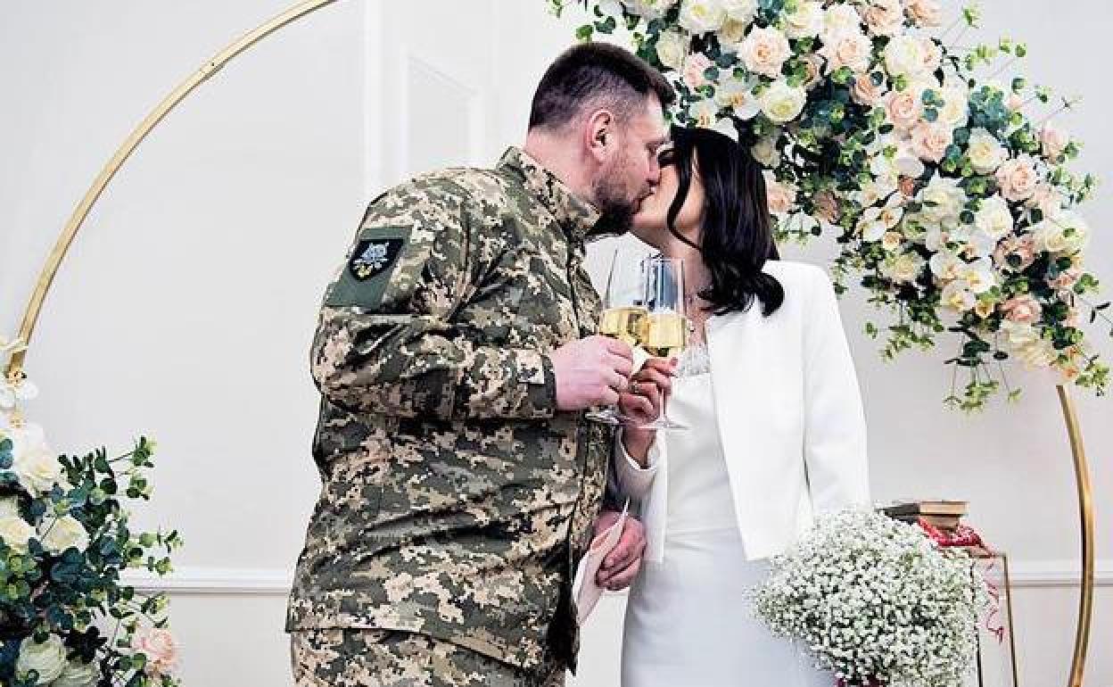 La boda de volodymir y alyona un día antes de volver al frente | ideal