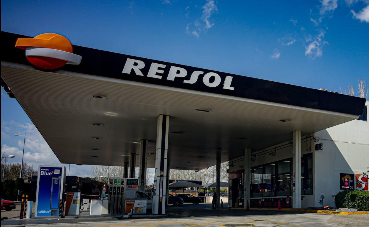 Avalancha de clientes en Repsol por mantener el descuento en la gasolina.