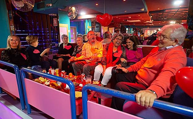 Imagen principal - Arriba, amigos y miembros del hogar del pensionista de Churriana que no quisieron perderse la fiesta. Abajo, Miguel y Pepi y Francisco y josefina, dos de las parejas que tuvieron una cita en el 'First Dates'. 