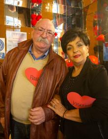 Imagen secundaria 2 - Arriba, amigos y miembros del hogar del pensionista de Churriana que no quisieron perderse la fiesta. Abajo, Miguel y Pepi y Francisco y josefina, dos de las parejas que tuvieron una cita en el 'First Dates'. 