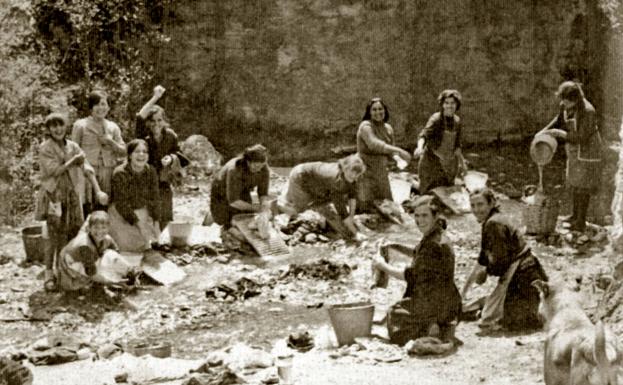 Grupo de mujeres lavando ropa en un río de La Peza en el año 1950, otra de las fotografías del archivo. 