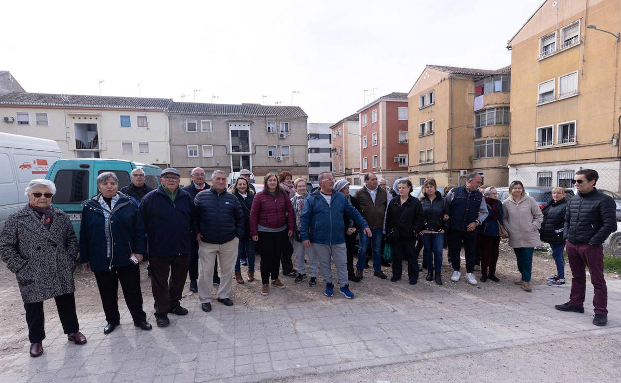 Vecinos afectados por el retraso de la última fase en tramitación de Santa Adela. 