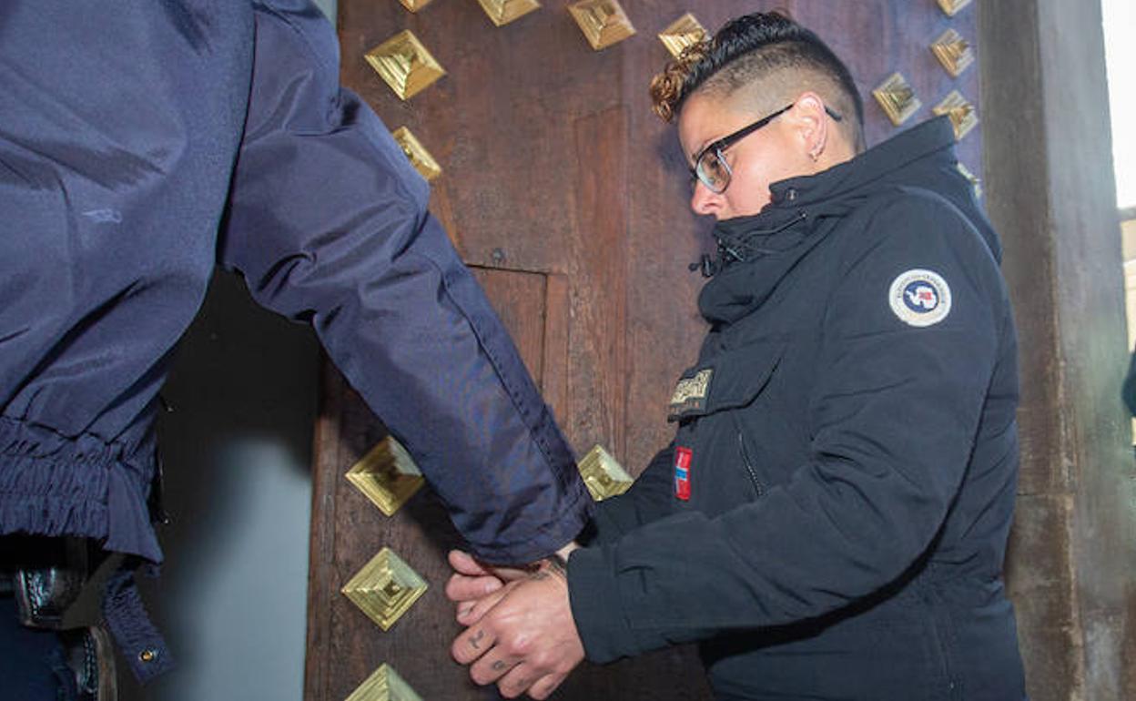 Yasmina M. R., entrando a la Audiencia de Granada, este lunes. 