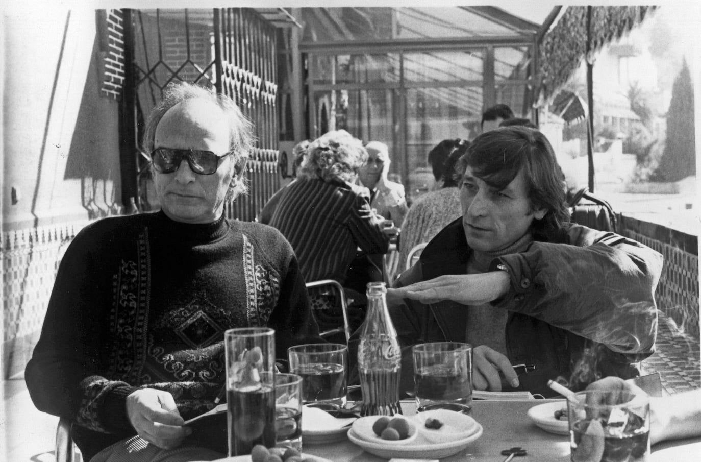 Carlos Saura y Antonio Gades en la terraza del Alhambra Palace. 