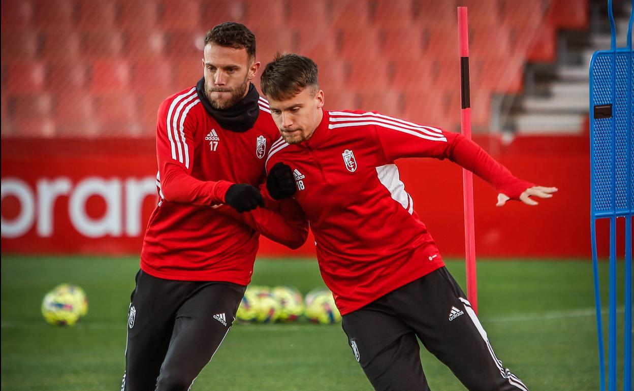 Quini y Petrovic, durante un entrenamiento. 