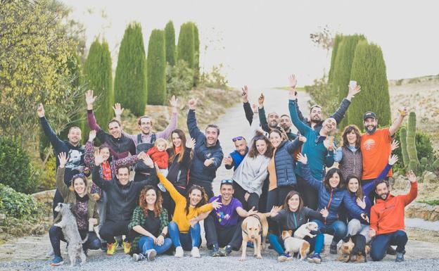 Sandra Tapia (abajo, tercera por la derecha), con sus amigos de Caniles. 