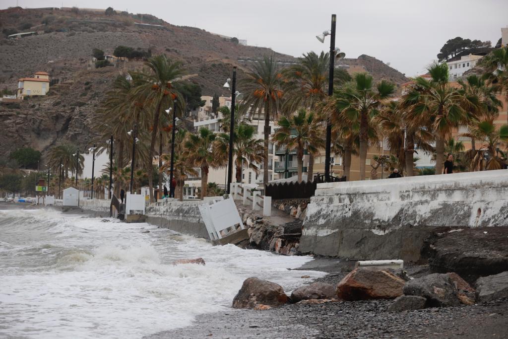 El temporal de levante se come playas en Albuñol y Almuñécar 