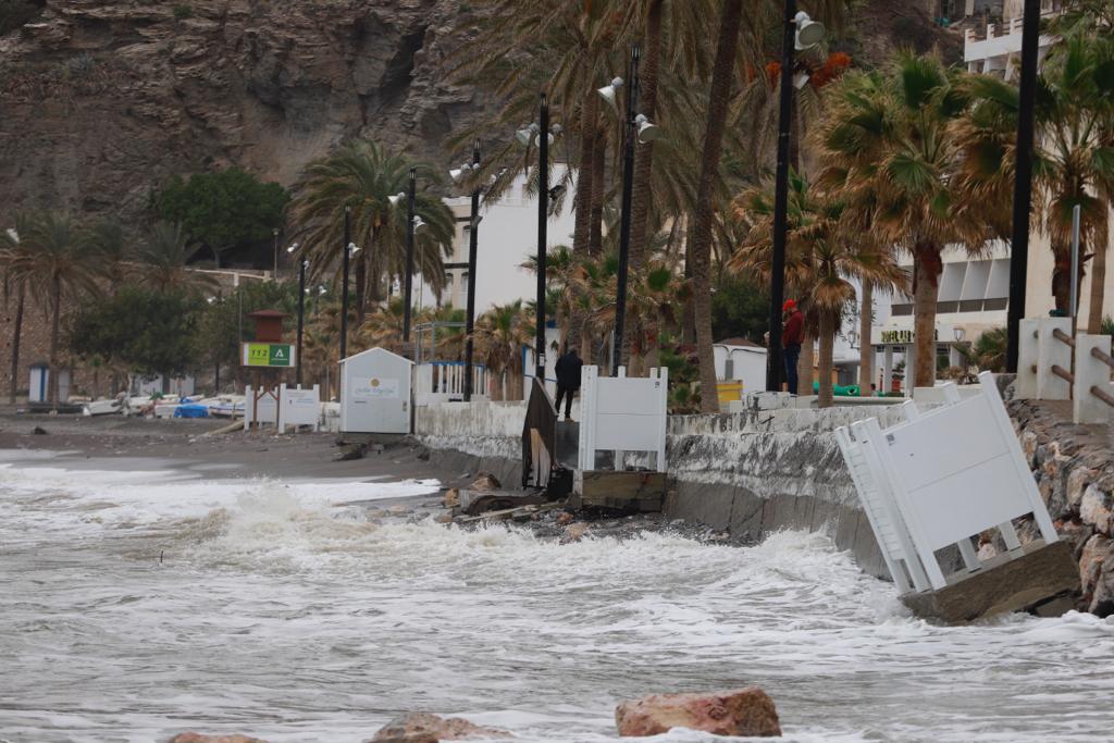 El temporal de levante se come playas en Albuñol y Almuñécar 