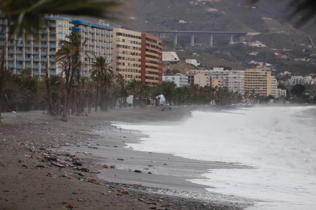 El temporal de levante se come playas en Albuñol y Almuñécar 