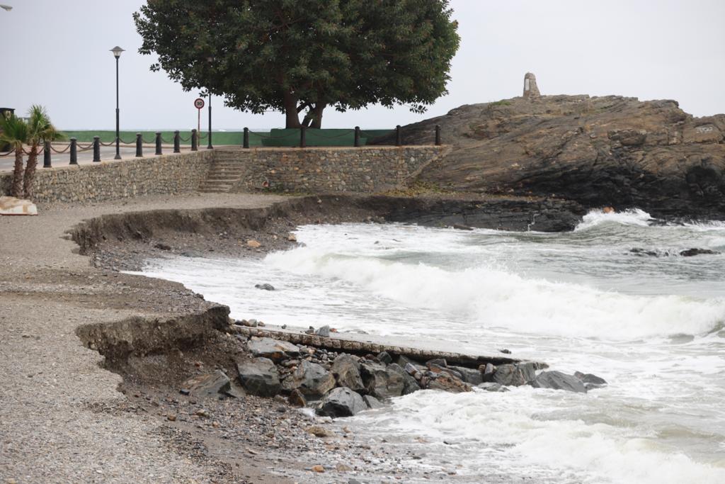 El temporal de levante se come playas en Albuñol y Almuñécar 