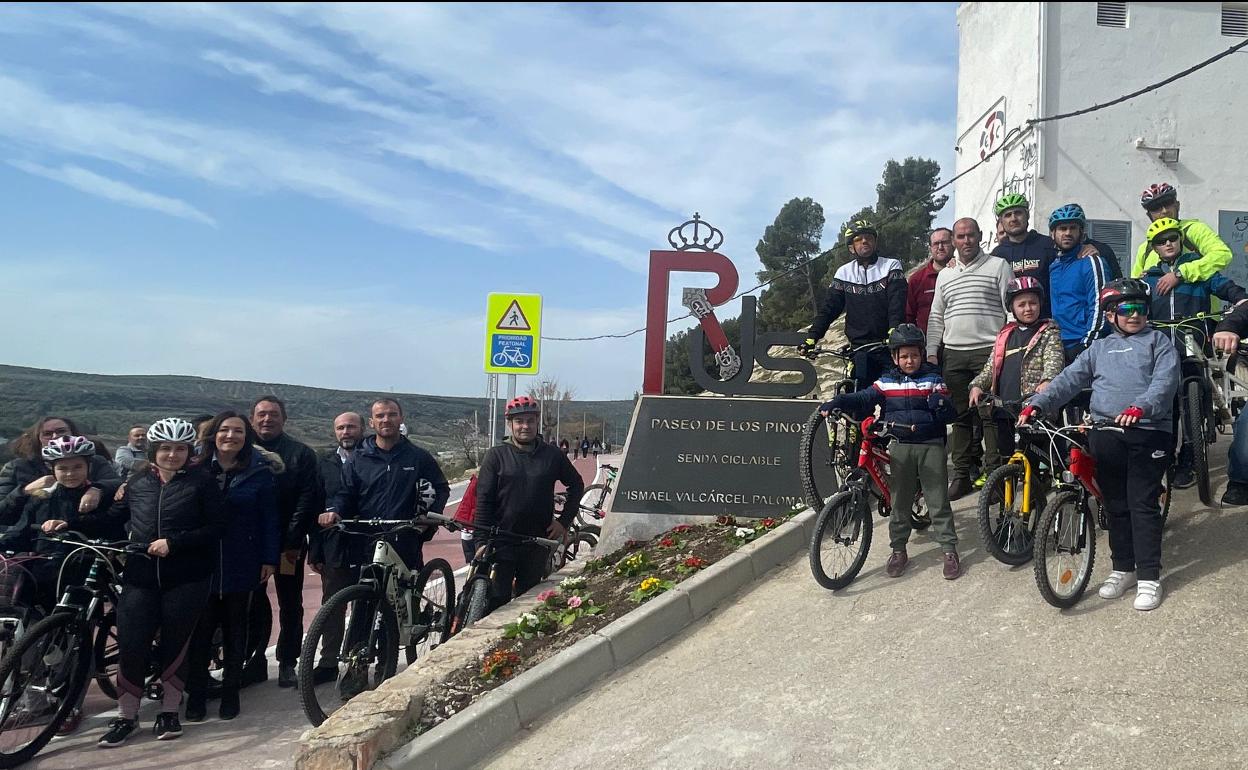 Momento del homenaje en la inauguración del camino. 