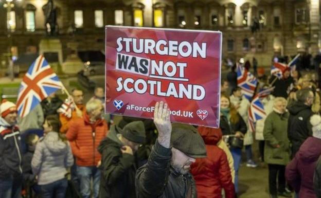 Partidarios unionistas celebran en Glasgow la dimisión de Nicola Sturgeon.