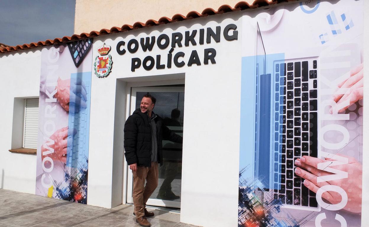 El alcalde de Polícar posa en las nuevas instalaciones de coworking del municipio.