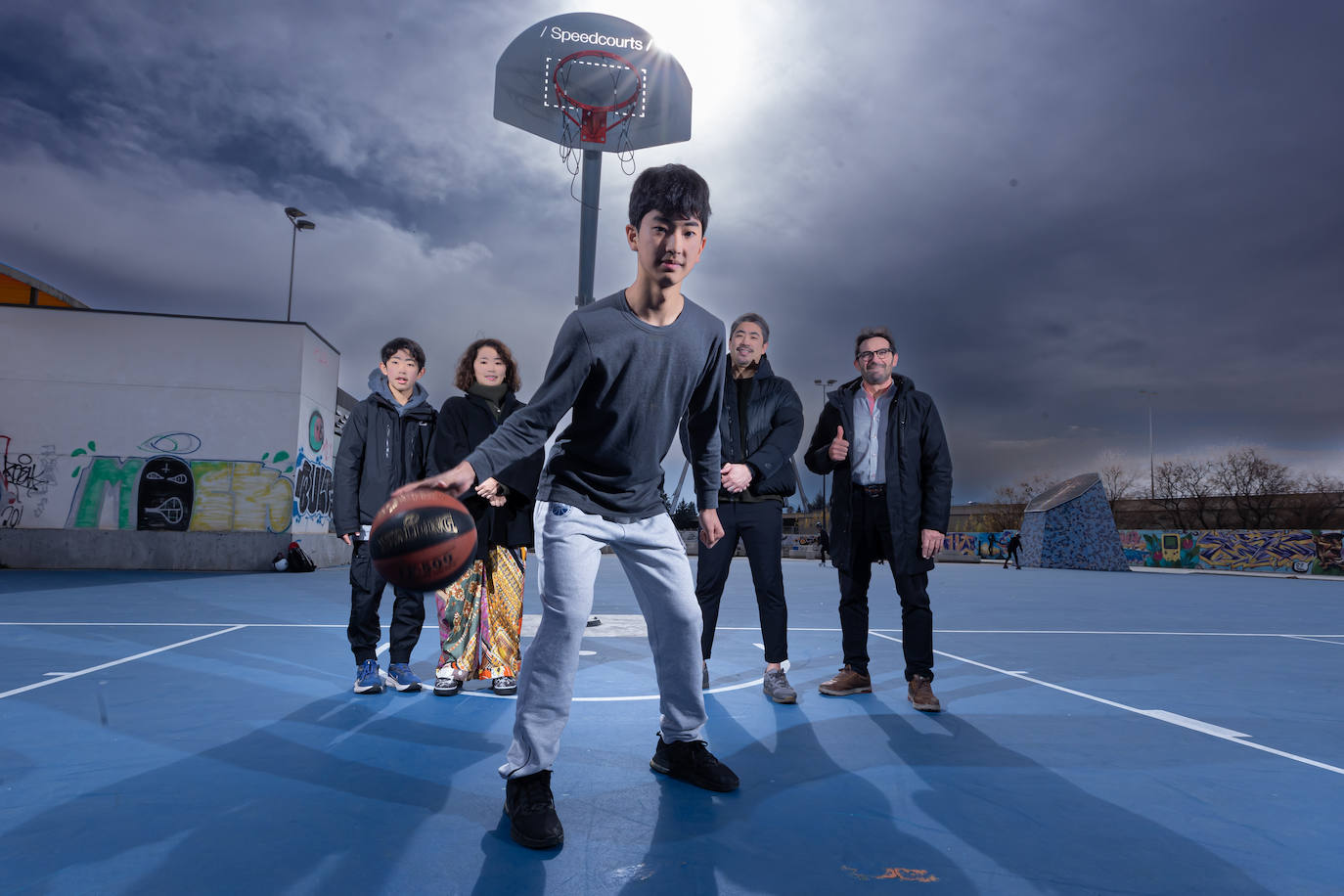 El joven nipón, escoltado por su familia biológica y la de acogida.