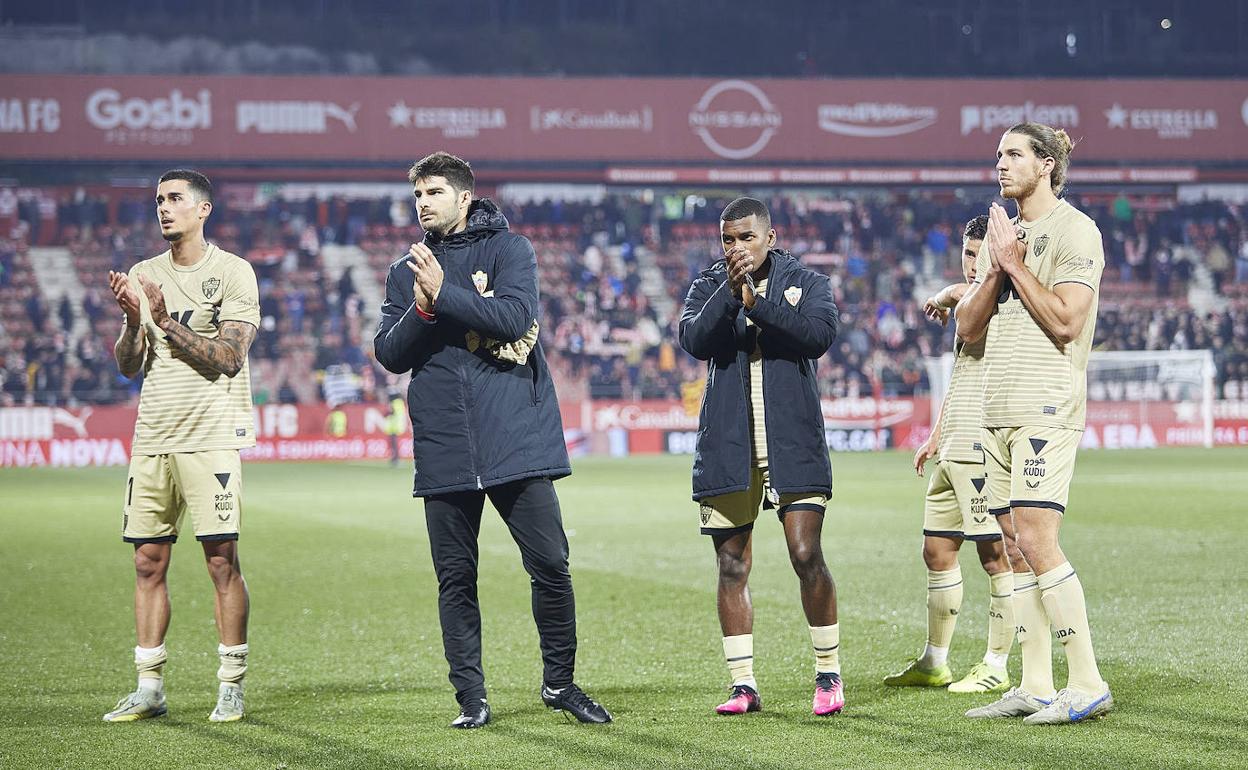 Los rojiblancos aplauden y piden perdón a los aficionados que acudieron al partido. 
