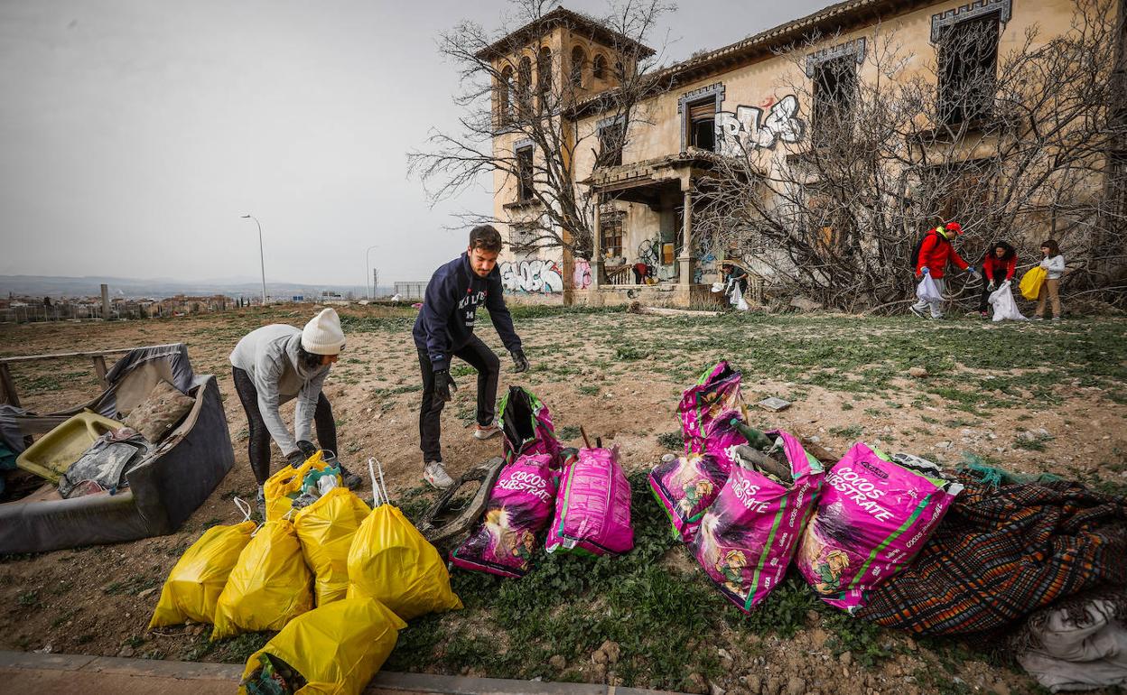 Recogida de basura por voluntarios en el cortijo de los Cipreses. 