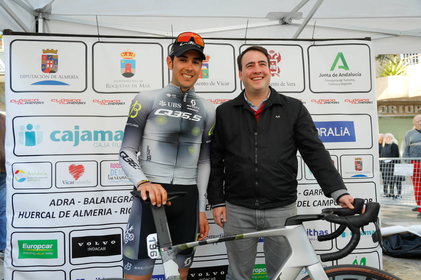 Fernando Giménez con Matteo Moschetti, ganador de la última Clásica de Almería. 