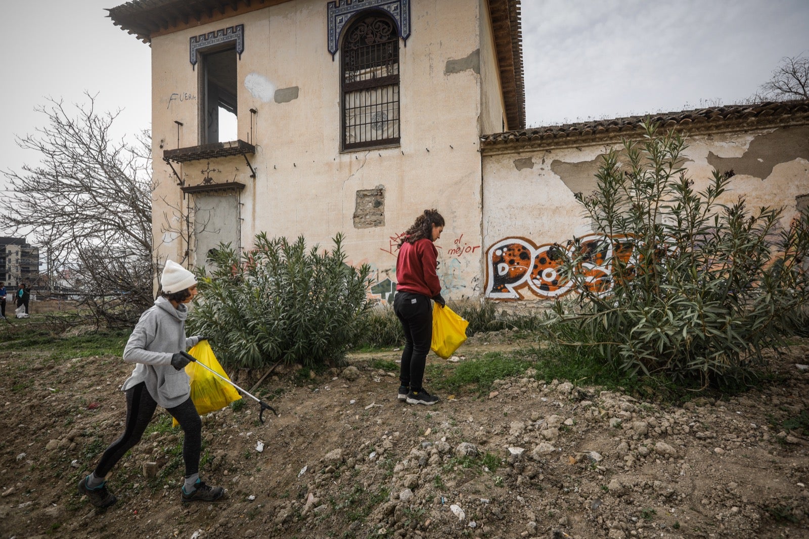 Un grupo de voluntarios ayuda a limpiar la zona y pide recuperar el histórico edificio para la ciudad