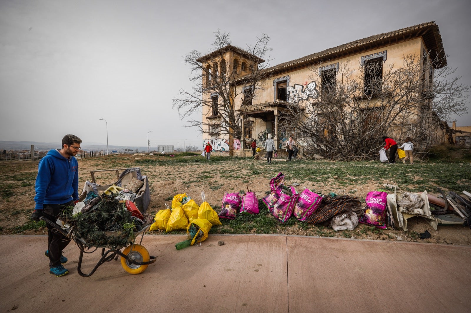 Un grupo de voluntarios ayuda a limpiar la zona y pide recuperar el histórico edificio para la ciudad