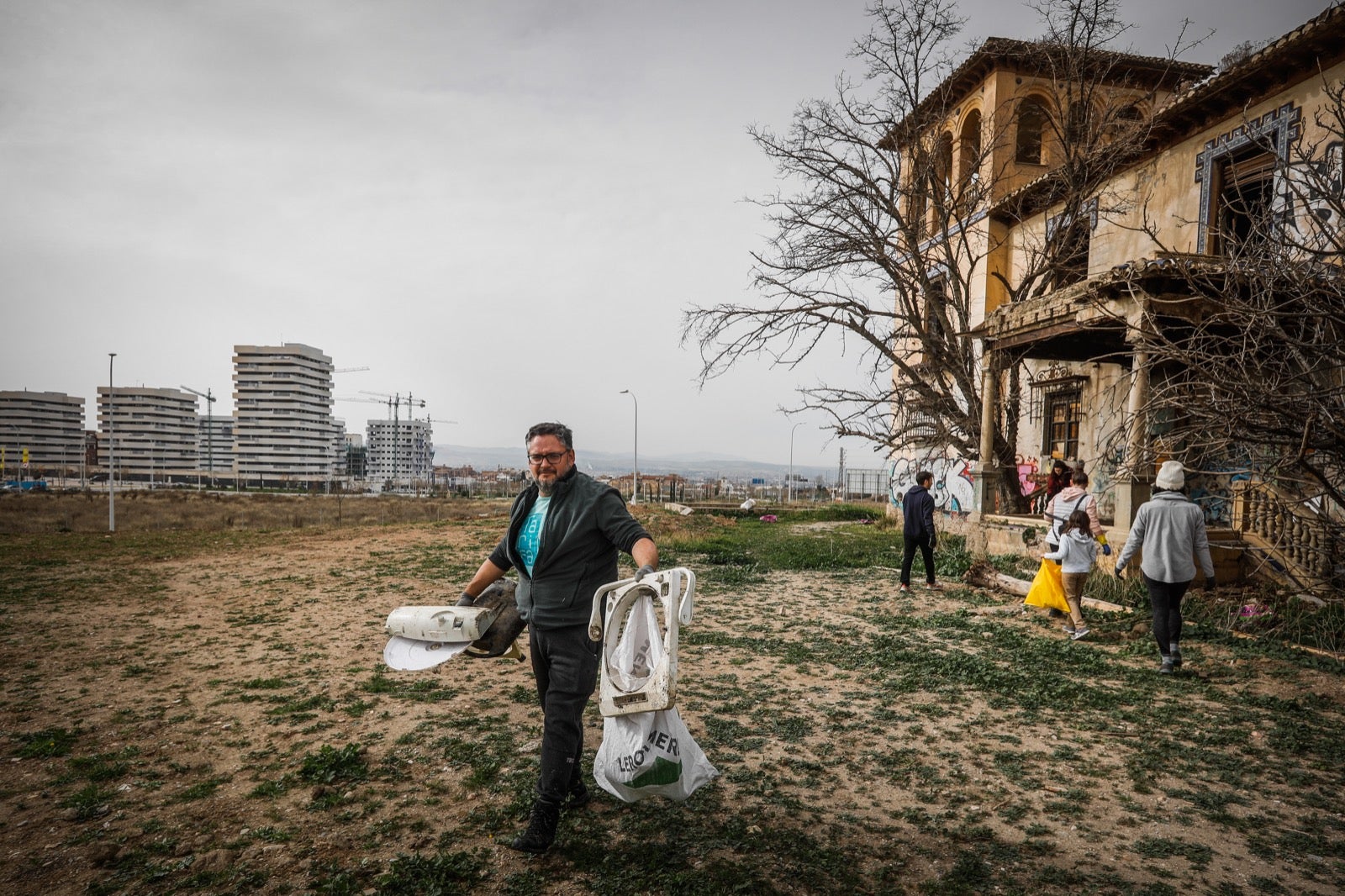 Un grupo de voluntarios ayuda a limpiar la zona y pide recuperar el histórico edificio para la ciudad