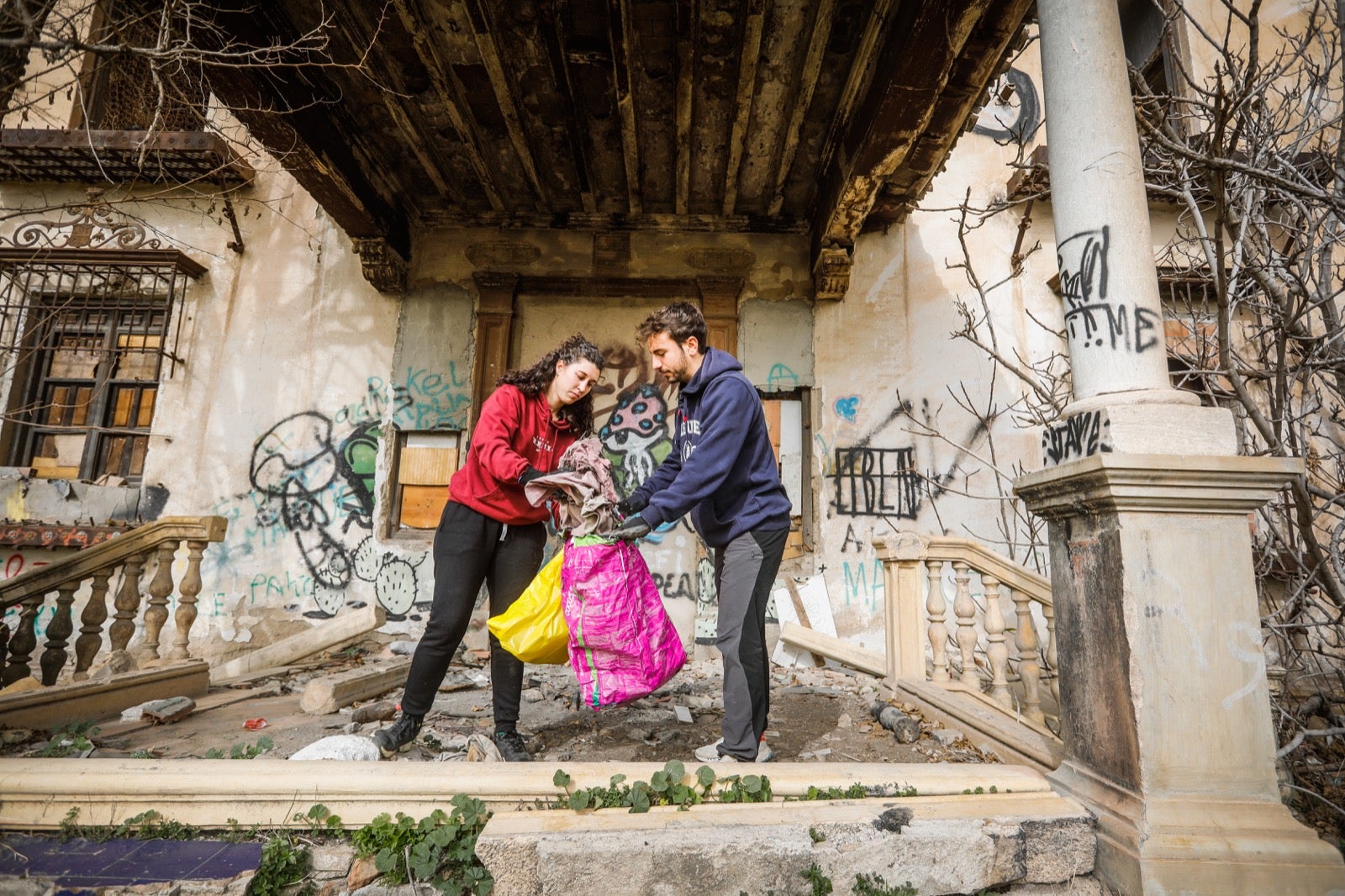 Un grupo de voluntarios ayuda a limpiar la zona y pide recuperar el histórico edificio para la ciudad