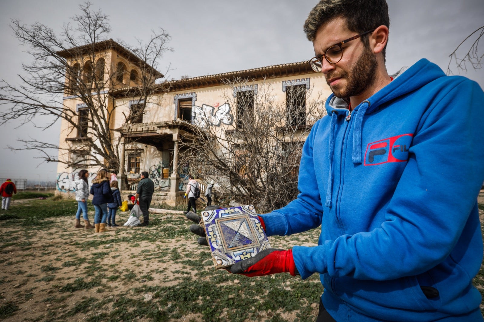 Un grupo de voluntarios ayuda a limpiar la zona y pide recuperar el histórico edificio para la ciudad