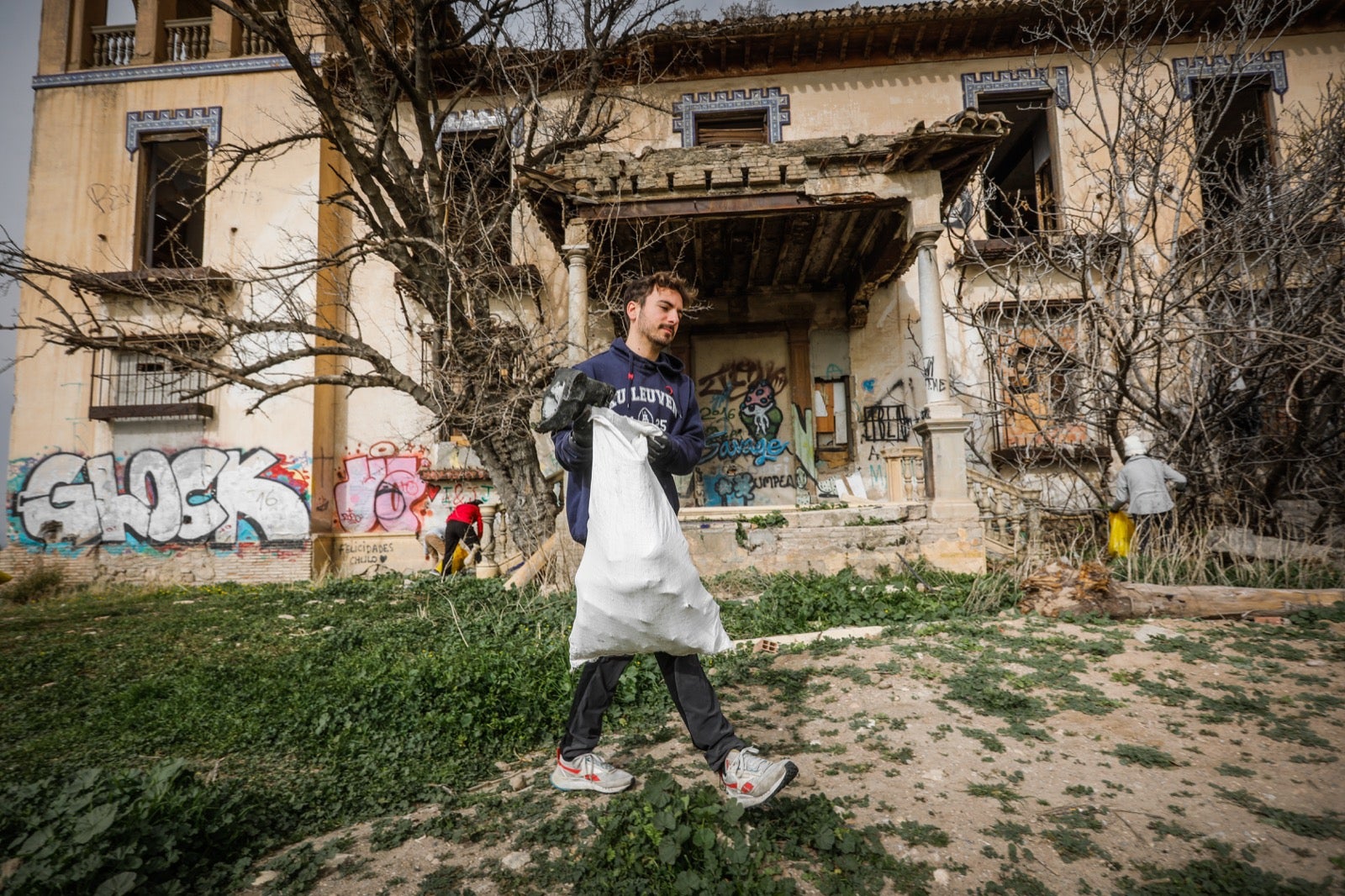 Un grupo de voluntarios ayuda a limpiar la zona y pide recuperar el histórico edificio para la ciudad