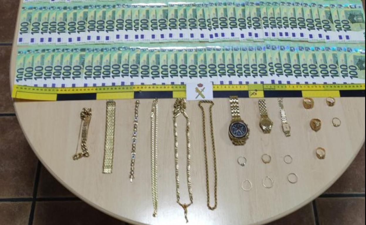 Material recuperado por los agentes. 