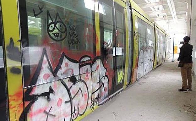 Unos de los tranvías que fue vandalizado, aparcados en las cocheras de Vaciacostales. 