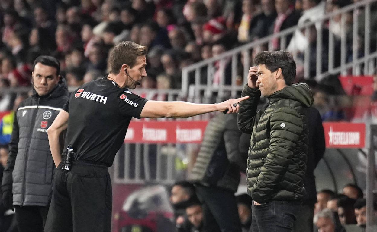 Pizarro Gómez señala a Rubi, como la afición rojiblanca, aunque hay refuerzos que no dan el paso. 