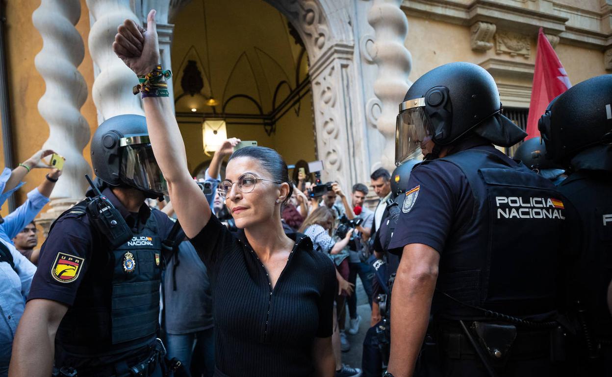 Macarena Olona, antes de entrar a la Facultad de Derecho de Granada para dar una charla