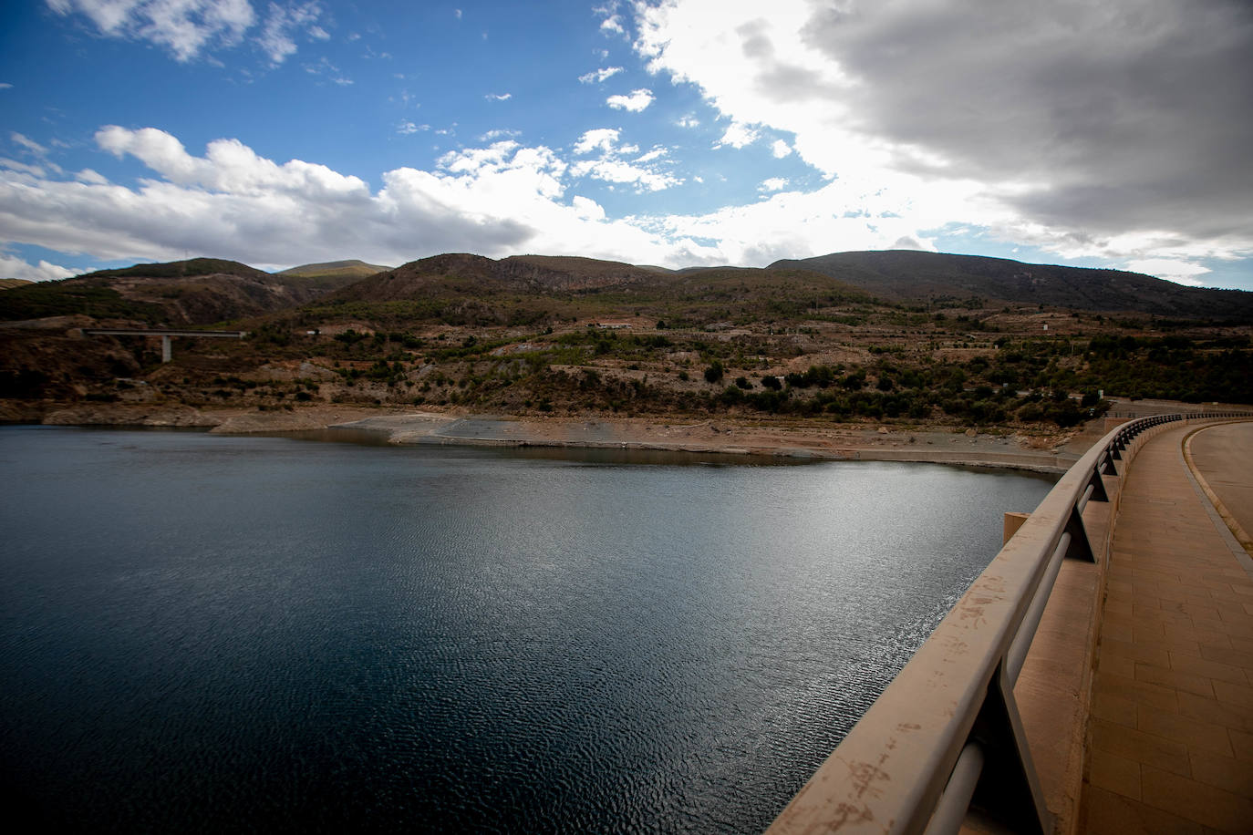 El embalse de Rules acumula agua desde 2003 sin que llegue al campo.